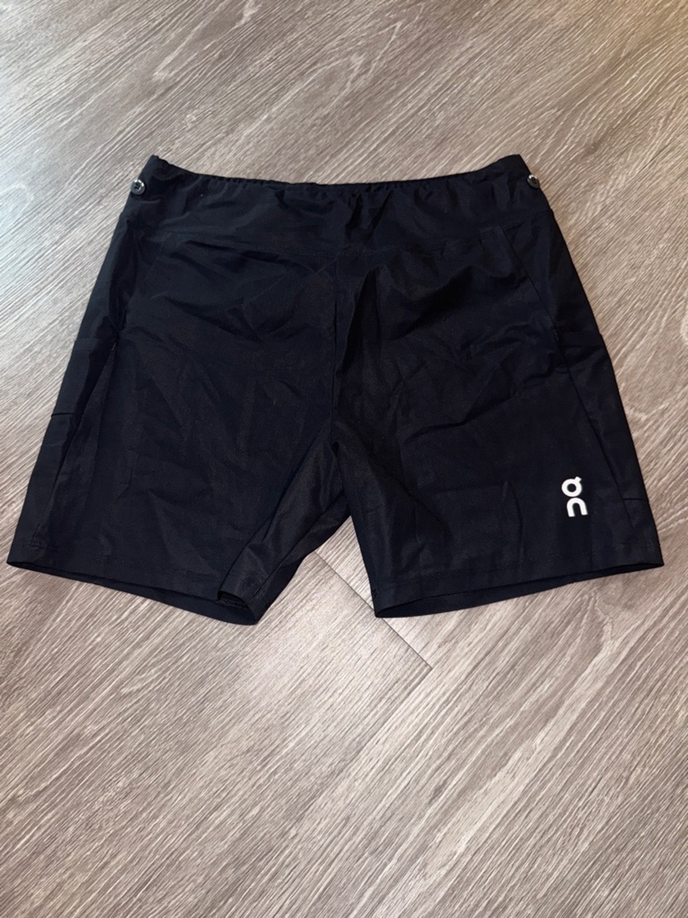 On Run on clouds! Mens Hybrid Black Tech Shorts. Size L